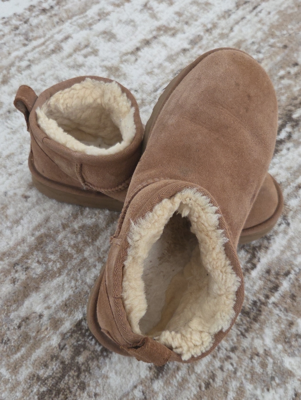 UGG Classic Ultra Mini - Picture 1 of 8